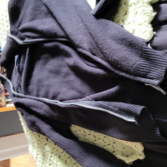 Black sweater - Picture 1 of 2